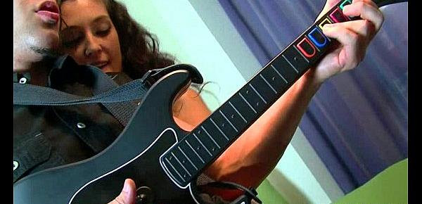  Sonia Lemon mamada a Totï¿½ Garcï¿½a mientras juega al Guitar Hero